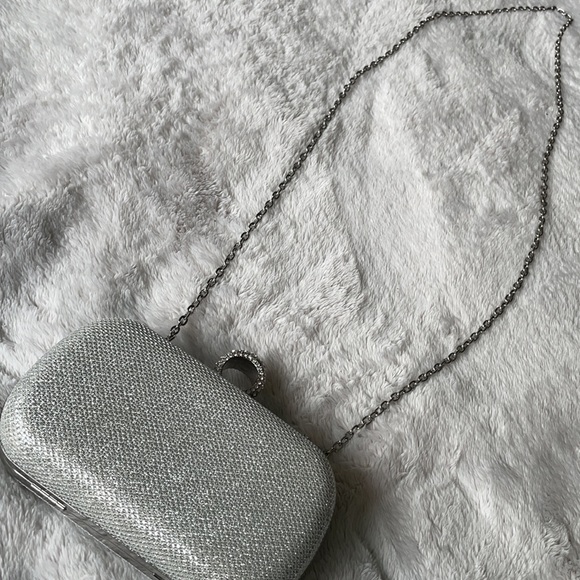 Elegant Glittery Silver Charming Charlie Clutch - Picture 3 of 4